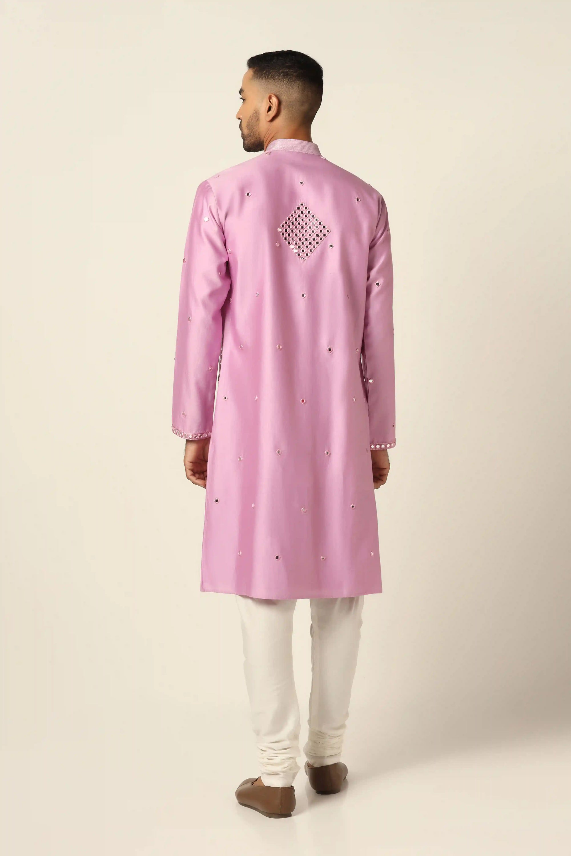 This Chanderi silk Kurta features intricate mirrorwork embroidery. Shop Now!