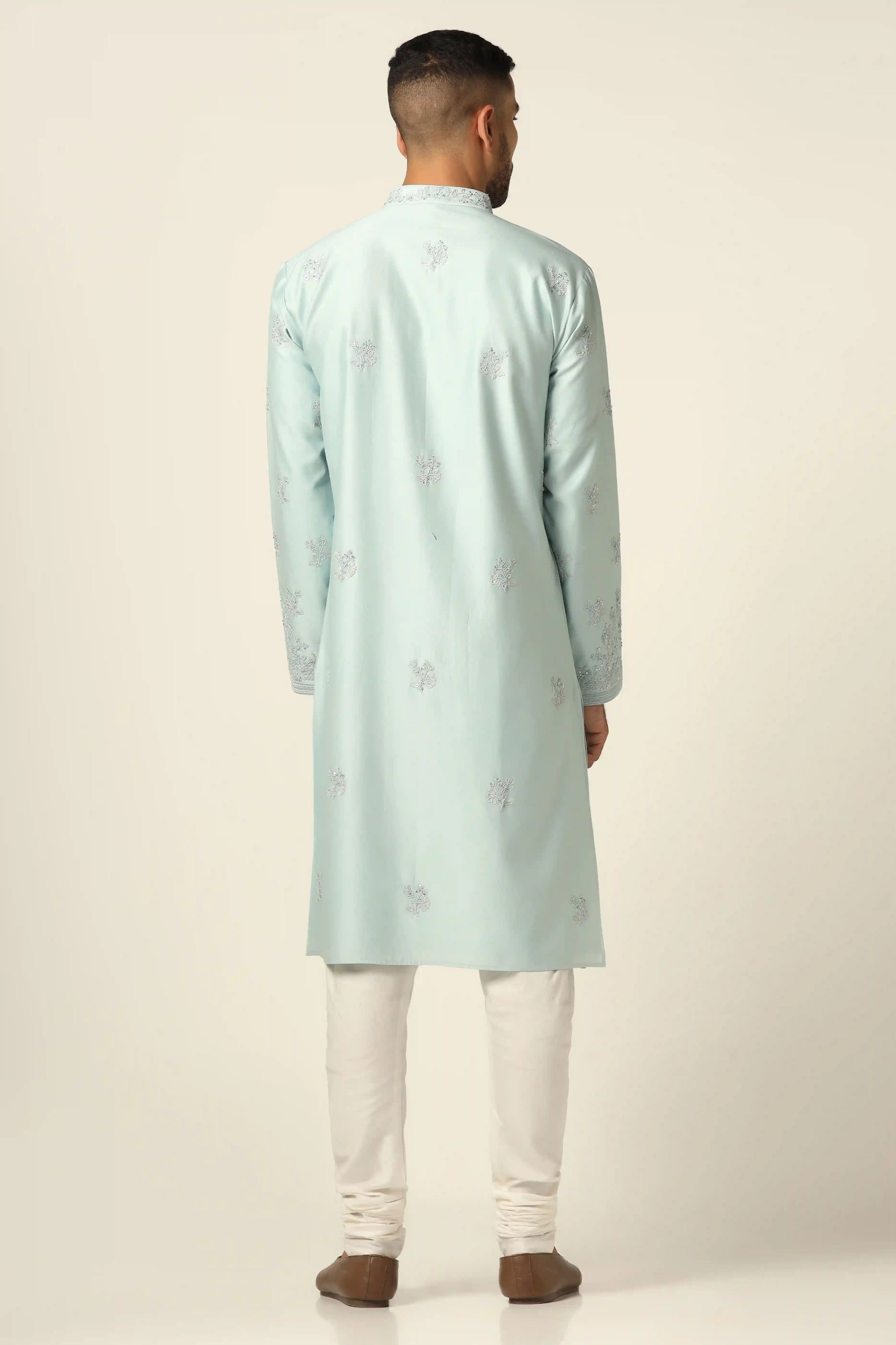 This Chanderi Silk kurta set exudes elegance with its intricate thread embroidery. Shop Now!