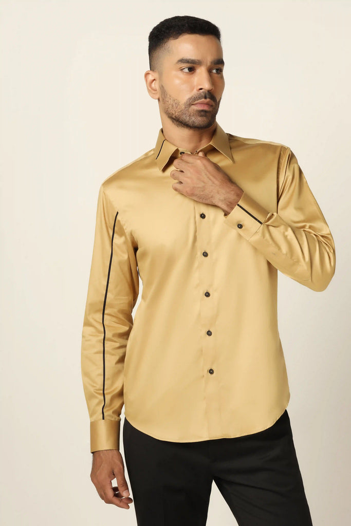 Crafted from 100% Giza cotton, this shirt boasts sleek black detailing on its sleeves for a refined touch.