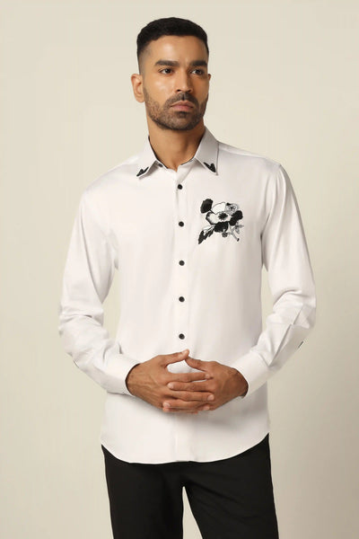 Crafted from 100% Giza cotton, this shirt showcases contrast paneling on the collar and buttons. Complete with a floral motif accentuating the left chest.