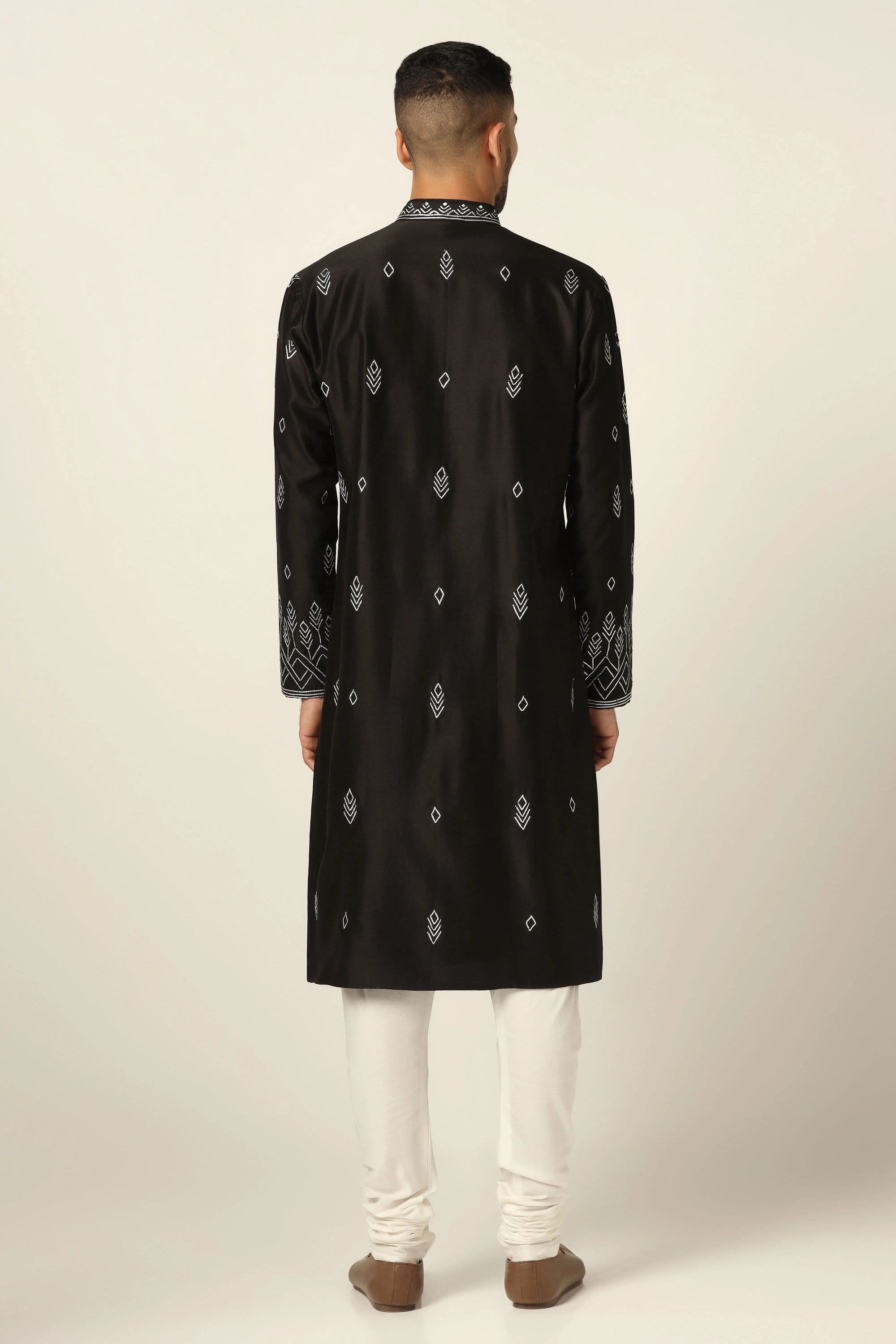 Elevate your ethnic look with this Chanderi silk kurta pajama set. Shop Now!