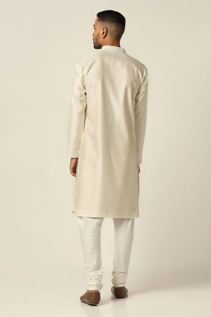 Elegance in simplicity! Crafted from Chanderi silk, this off-white kurta pajama set boasts tonal thread embroidery on the neck, button placket, and scattered motifs for a refined look.