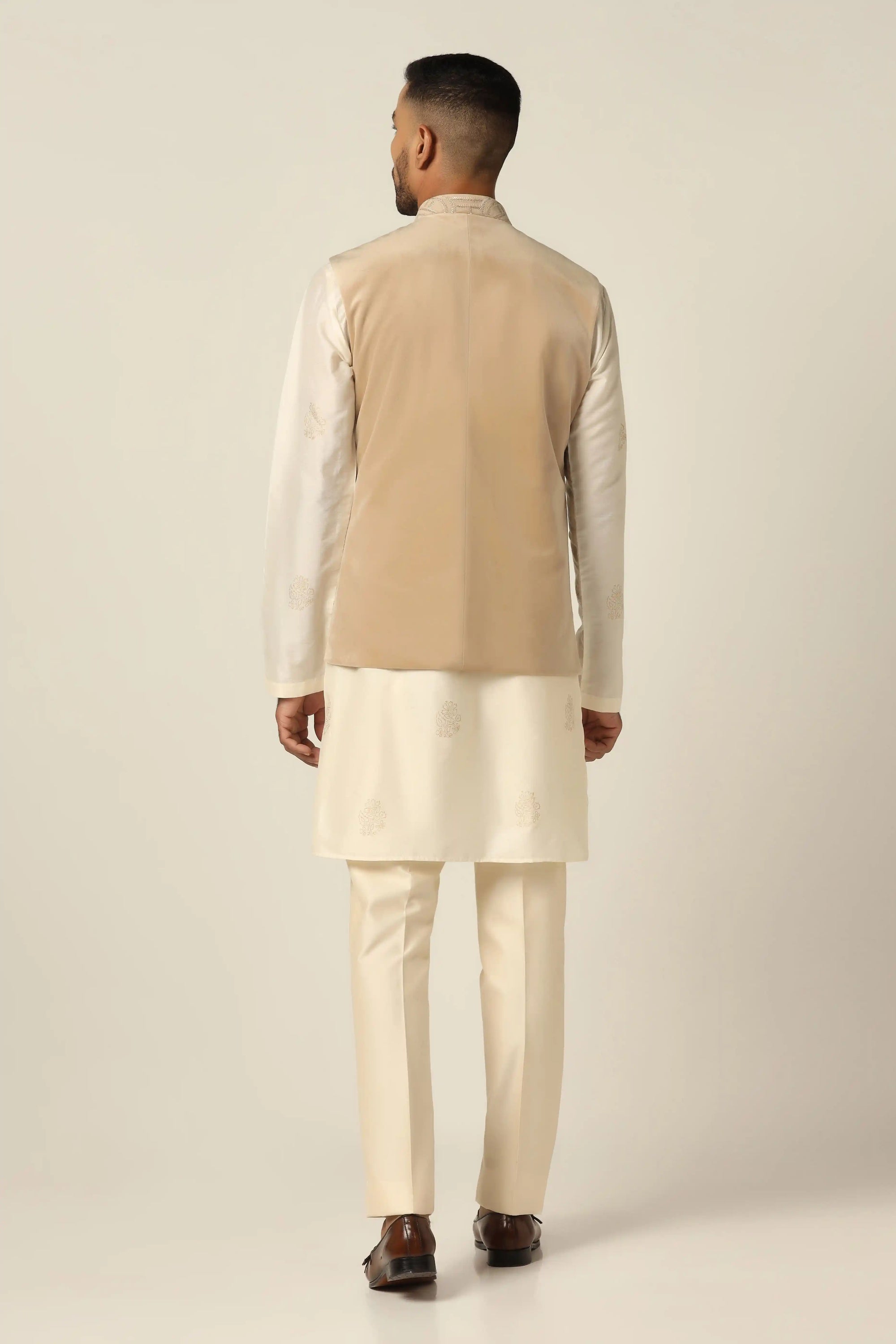 Add charm to your wardrobe with the sophisticated Off-White Set featuring a kurta design. Shop now!