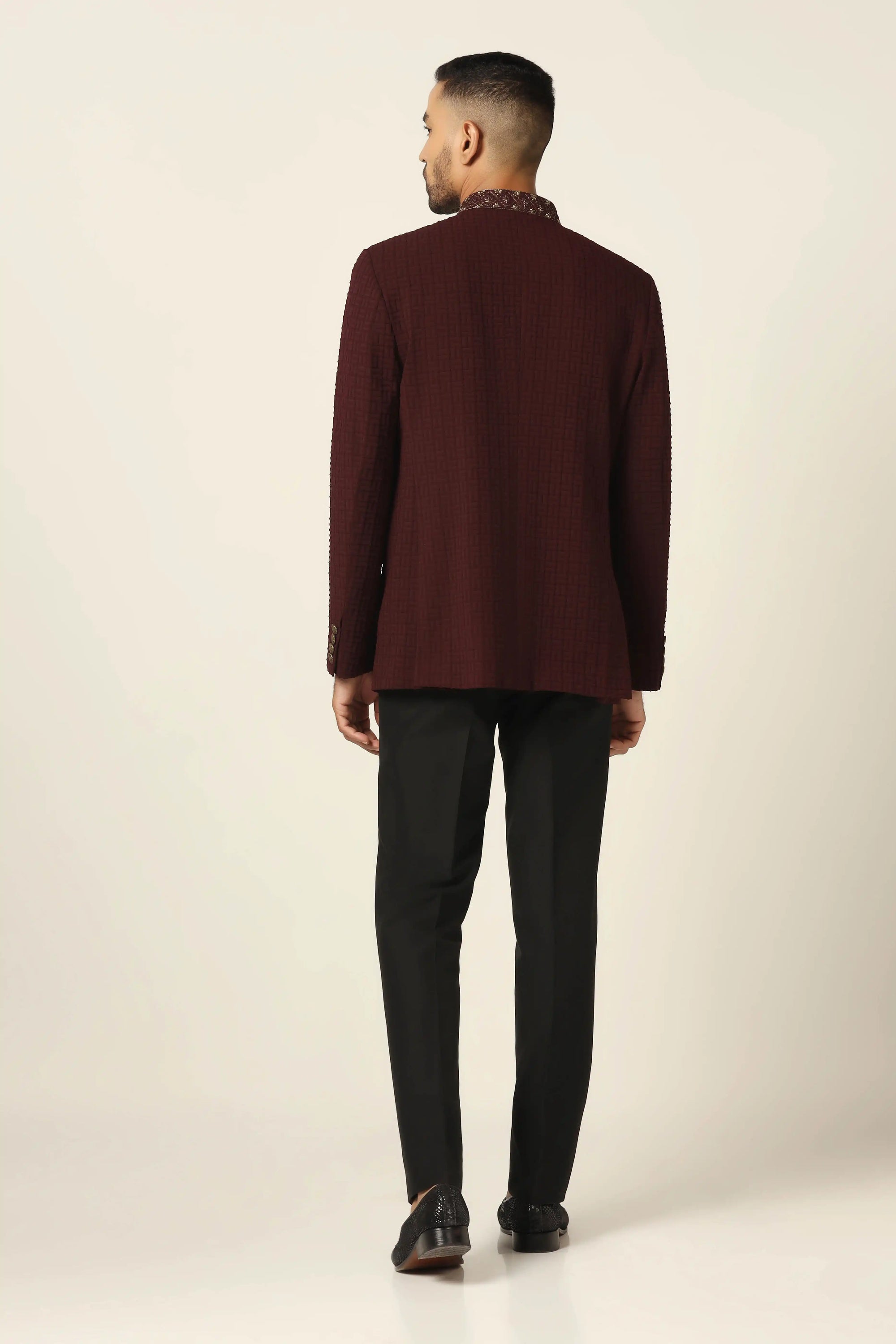 Discover luxury with a maroon textured bandhgala suit at Brahaan Store. Shop now!