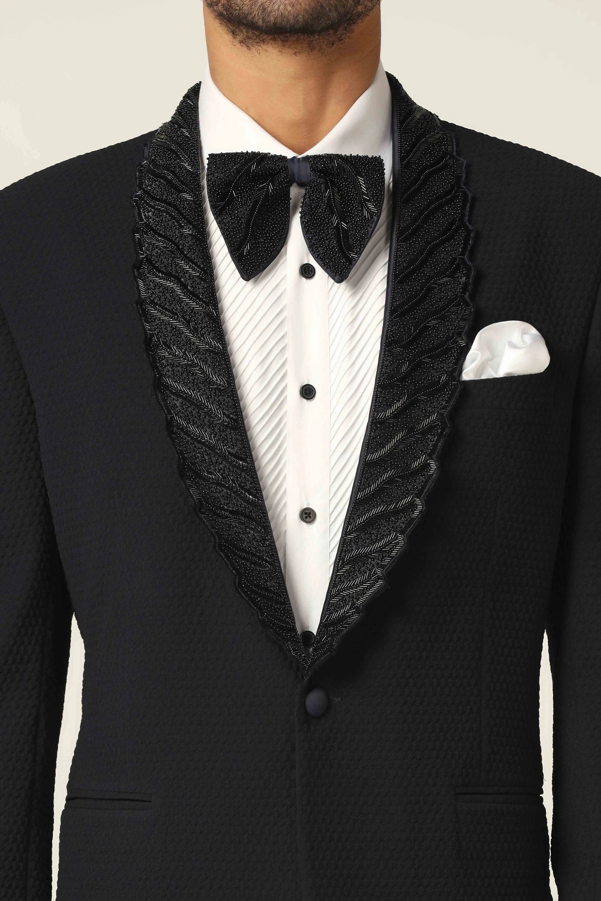A refined embroidered tuxedo in navy to elevate your wardrobe. Sophistication awaits. Shop now!