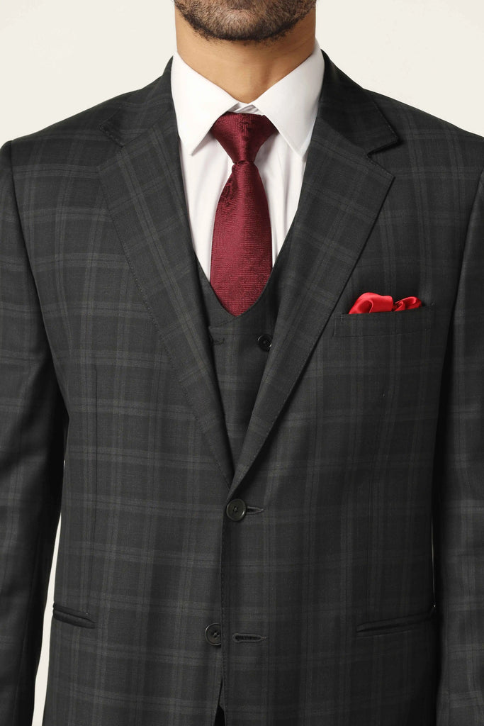 Elevate your look with our Basic 3-Piece Suit. Subtle black check fabric, peak lapel, 2-button closure. Complete with matching trousers and waistcoat.