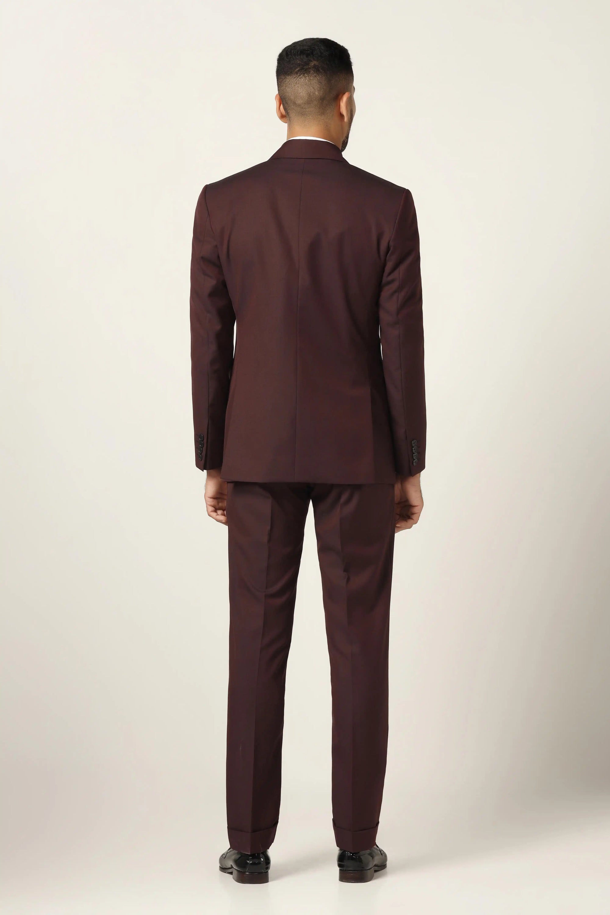Perfectly crafted, this wine suit combines elegance with effortless style. Shop now!