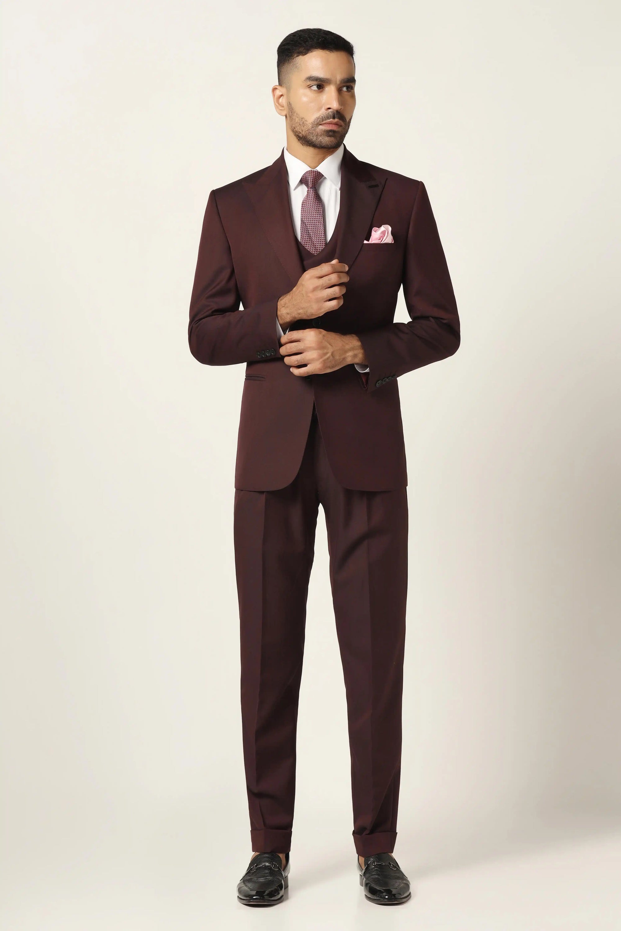 Perfectly crafted, this wine suit combines elegance with effortless style. Shop now!