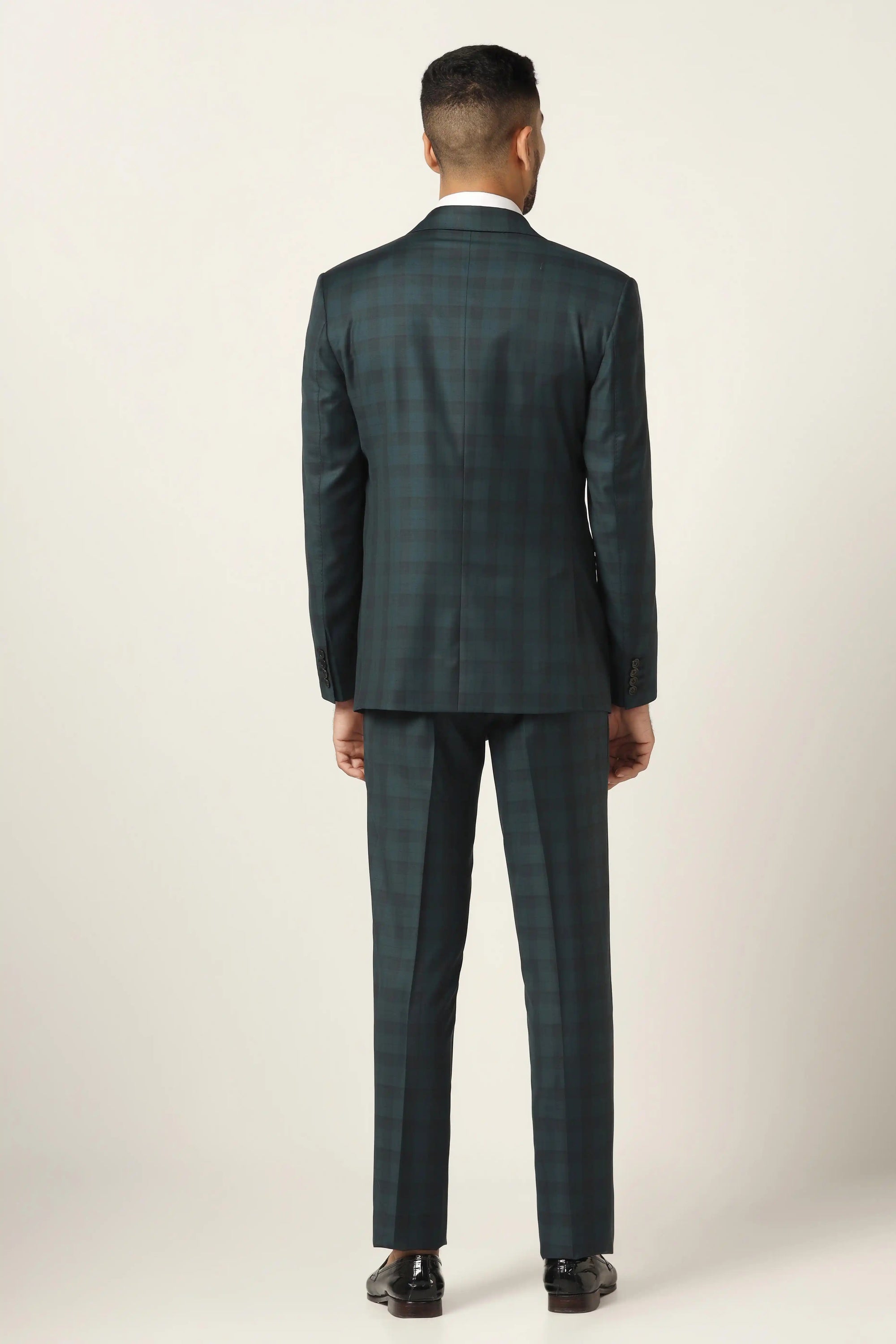 Stand out in a refined green suit. Shop the checked 3-piece elegance for ultimate style. Shop now!