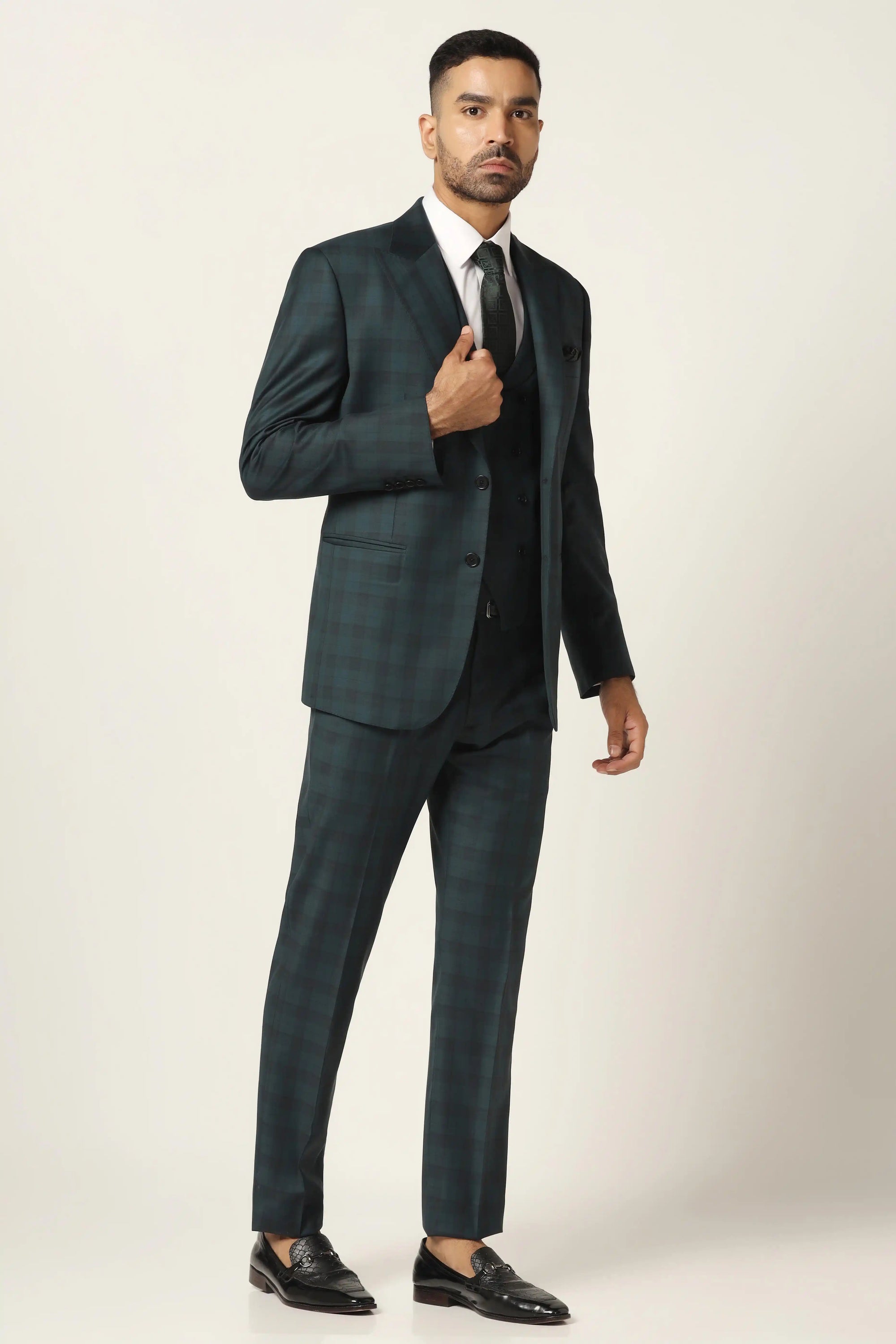 Stand out in a refined green suit. Shop the checked 3-piece elegance for ultimate style. Shop now!