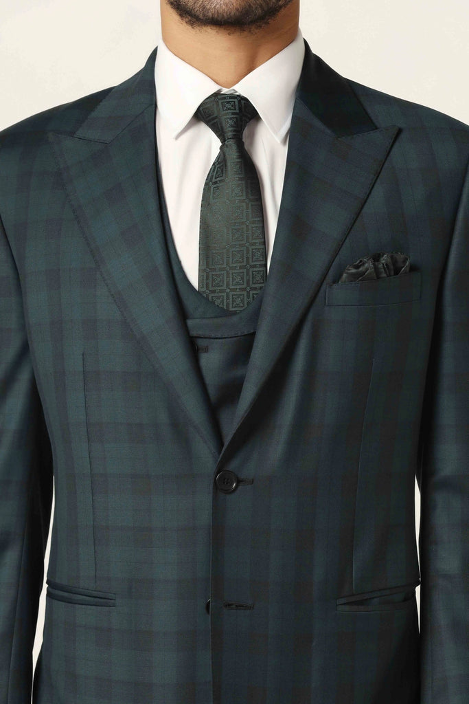Indulge in luxury with our Green 3-piece suit crafted from fine wool blend fabric. Featuring a distinguished peak lapel and double button closure. The contrasting waistcoat adds a touch of sophistication.