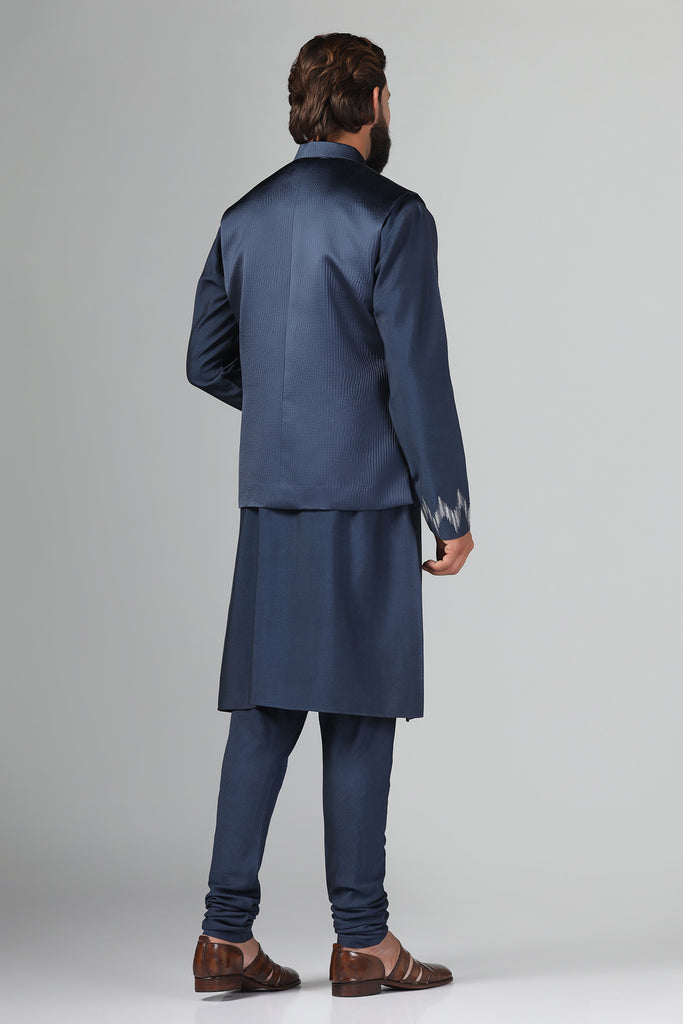 Step up your style with our navy blue Nehru Jacket crafted from textured fabric. Paired perfectly with a textured kurta and churidar trousers ensemble.