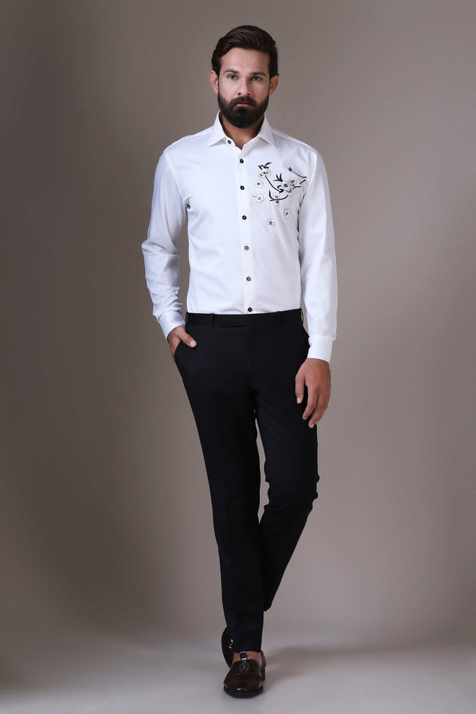 Elevate your evening look with this shirt featuring a striking black-on-white floral motif embroidered on the shoulder, adding a touch of sophistication.