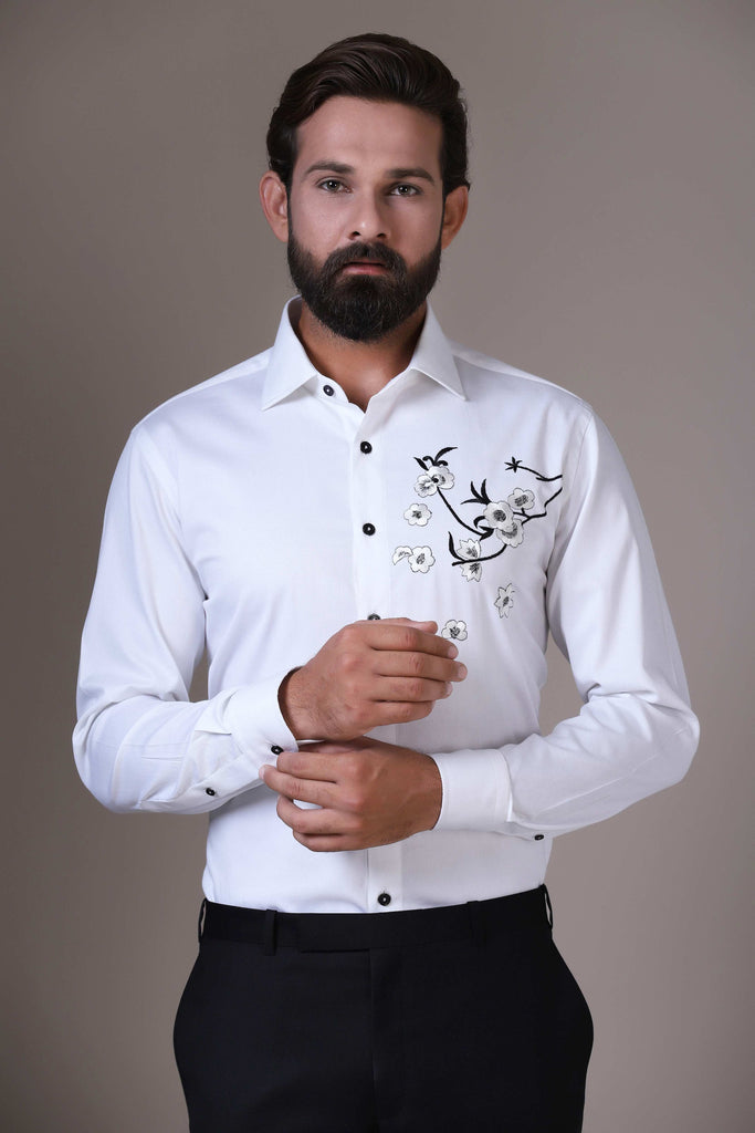 Elevate your evening look with this shirt featuring a striking black-on-white floral motif embroidered on the shoulder, adding a touch of sophistication.
