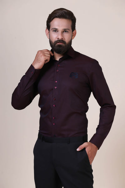 Crafted from fine cotton, our wine evening shirt stands out with subtle black owl motifs adorning the chest and back, adding a touch of sophistication.
