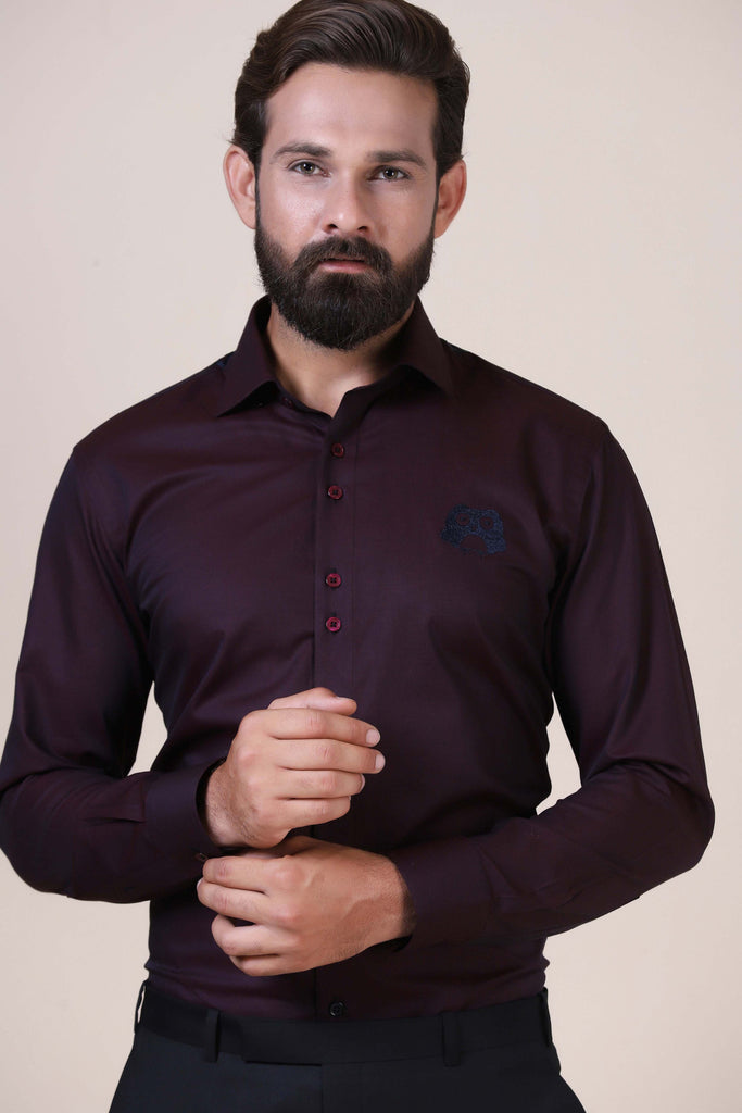 Crafted from fine cotton, our wine evening shirt stands out with subtle black owl motifs adorning the chest and back, adding a touch of sophistication.